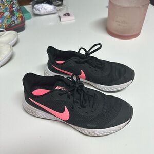Nike Women's Black and Pink Athletic Shoes